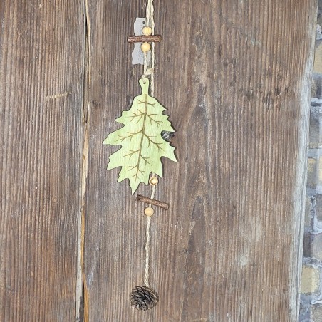 Herbstblatt aus Holz mit Tannzapfen